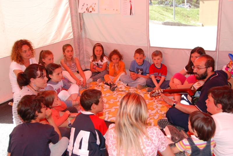 Cantando insieme ai bambini alla scuola del campo